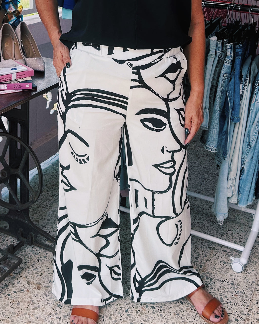 pantalón blanco y negro